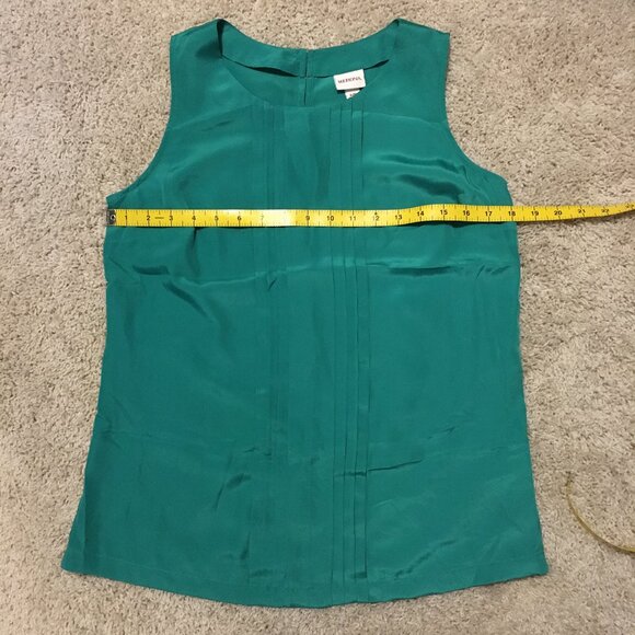 Satiny Kelly Green Box Pleat and Pintuck Tank Top - Picture 11 of 13